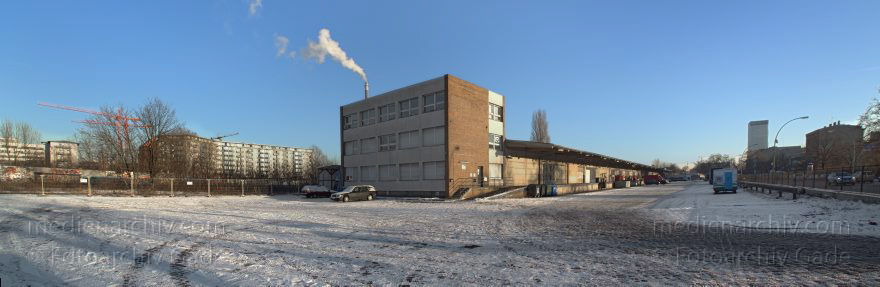 Berlin. Mitte. Moabit. Heidestraße. Laderampe. Parkplatz. Lagerhalle. Gewerbe. Winter. Schnee
7. 12. 2012. Berlin. Mitte. Moabit. Heidestraße. Laderampe. Parkplatz. Lagerhalle. Gewerbe. Winter. Schnee
Schlüsselwörter: 2012;Berlin;Deutschland;Germany;Gewerbe;Heidestraße;Laderampe;Lagerhalle;Mitte;Moabit;Panorama;Schnee;Winter