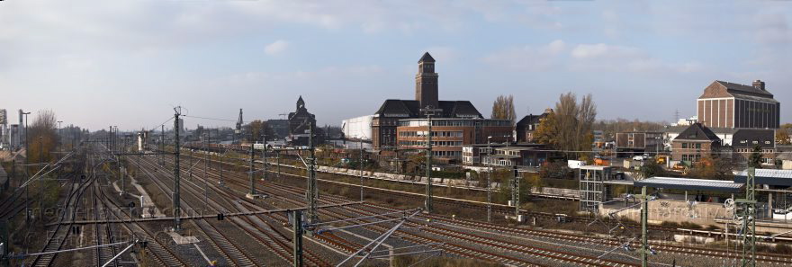 Berlin. Moabit. Westhafen. Blick von der Putlitzbrücke auf der Gleisanlage darunter. Schienen. Eisenbahn.
12. 11. 2005. Berlin. Moabit. Westhafen. Blick von der Putlitzbrücke auf der Gleisanlage darunter. Schienen. Eisenbahn.
Schlüsselwörter: Berlin;Deutschland;Eisenbahn;Germany;Gleise;Mitte;Moabit;Panorama;Schienenverkehr;2005;Westhafen