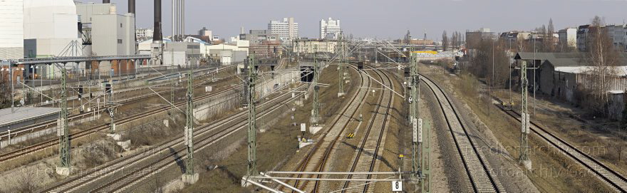 Berlin. Moabit. Blick von der Beusselbücke auf die Gleise.
25. 3. 2007. Berlin. Mitte. Moabit. Blick von der Beusselbücke auf die Gleise.
Schlüsselwörter: Berlin;Deutschland;Eisenbahn;Germany;Gleise;Mitte;Moabit;Panorama;Putlitzbrücke;2007;Schienen