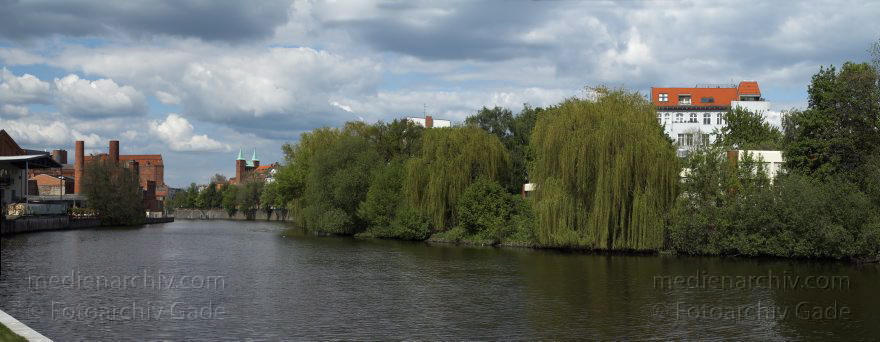 Berlin. Moabit. Spree. Hinten: Erlöserkirche
4. 5. 2008. Berlin. Mitte. Moabit. Fluss Spree. Hinten: Erlöserkirche
Schlüsselwörter: Berlin;Deutschland;Fluss;Germany;Mitte;Moabit;Panorama;2008;Spree