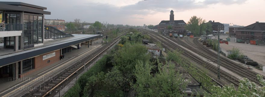 Berlin. Moabit. Blick von der Putlitzbrücke auf die Gleise beim Westhafen
18. 4. 2009. Berlin. Mitte. Moabit. Blick von der Putlitzbrücke auf die Gleise beim Westhafen. Zwischen den Gleisen gibt es eine schmale Schrebergartenanlage. Gartenparzellen.
Schlüsselwörter: Berlin;Deutschland;Germany;Gleise;Mitte;Moabit;Panorama;Schrebergarten;2009;Westhafen