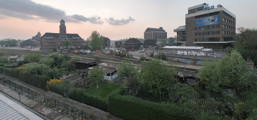Berlin. Moabit. Blick von der Putlitzbrücke auf die Gleise beim Westhafen
18. 4. 2009. Berlin. Mitte. Moabit. Blick von der Putlitzbrücke auf die Gleise beim Westhafen. Zwischen den Gleisen gibt es eine schmale Schrebergartenanlage. Gartenparzellen.
Schlüsselwörter: Berlin;Deutschland;Germany;Gleise;Mitte;Moabit;Panorama;Schrebergarten;2009;Westhafen