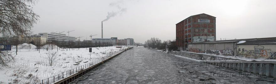 Berlin. Moabit Berliner-Spandauer-Schifffahrtskanal neben der Kielerstraße. Winter. Schnee. Eis
24. 1. 2010. Berlin. Mitte. Moabit. Berlin-Spandauer-Schifffahrtskanal neben der Kieler Straße. Winter. Schnee. Eis
Schlüsselwörter: 2010;Berlin;Berlin-Spandauer Schiffahrtskana;Deutschland;Eis;Germany;Kieler Ufer;Mitte;Moabit;Nordhafen;Panorama;Winter