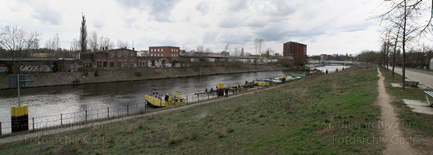 Berlin. Blick über den Berliner-Spandauer-Schiffahrtskanal zum Gewerbegelände entlang der Heidestraße.
4. 4. 2010. Berlin. Mitte. Moabit. Blick von der Kieler Straße über den Berlin-Spandauer-Schiffahrtskanal zum Gewerbegelände entlang der Heidestraße.
Schlüsselwörter: Berlin;Deutschland;Germany;Mitte;Moabit;2010;Panorama