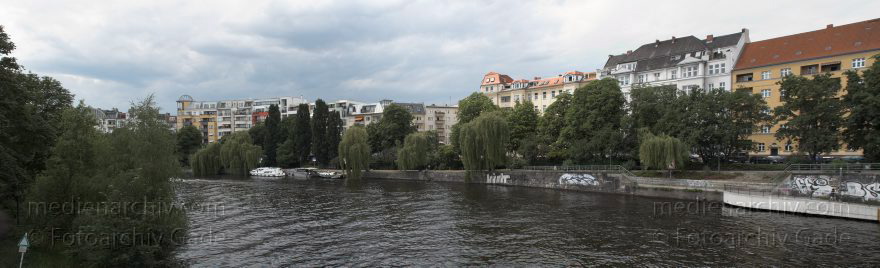 Berlin. Moabit. Spree. Bunderatufer.
12. 6. 2011. Berlin. Mitte. Moabit. Am Fluss Spree. Bunderatufer.
Schlüsselwörter: Berlin;Bundesratufer;Charlottenburg;Deutschland;Fluss;Germany;Mitte;Moabit;Panorama;2011;Spree