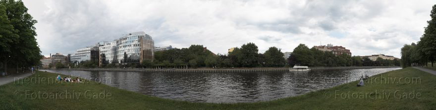 Berlin. Moabit. Spree. vom spreeseitigen Ufer in Charlottenburg.
12. 6. 2011. Berlin. Mitte. Moabit. Am Fluss Spree. vom spreeseitigen Ufer in Charlottenburg.
Schlüsselwörter: Berlin;Charlottenburg;Deutschland;Fluss;Germany;Mitte;Moabit;Panorama;2011;Spree