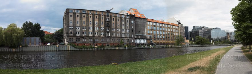 Berlin. Moabit. Spree. vom spreeseitigen Ufer in Charlottenburg.
12. 6. 2011. Berlin. Mitte. Moabit. Am Fluss Spree. vom spreeseitigen Ufer in Charlottenburg.
Schlüsselwörter: Berlin;Charlottenburg;Deutschland;Fluss;Germany;Mitte;Moabit;Panorama;2011;Spree