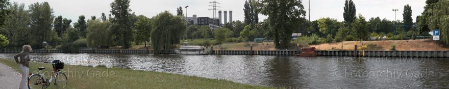 Berlin. Moabit. Spree. vom spreeseitigen Ufer in Charlottenburg.
12. 6. 2011. Berlin. Mitte. Moabit. Am Fluss Spree. vom spreeseitigen Ufer in Charlottenburg.
Schlüsselwörter: Berlin;Charlottenburg;Deutschland;Fluss;Germany;Mitte;Moabit;Panorama;2011;Spree