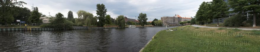 Berlin. Moabit. Spree. vom spreeseitigen Ufer in Charlottenburg.
12. 6. 2011. Berlin. Mitte. Moabit. Am Fluss Spree. vom spreeseitigen Ufer in Charlottenburg.
Schlüsselwörter: Berlin;Charlottenburg;Deutschland;Fluss;Germany;Mitte;Moabit;Panorama;2011;Spree