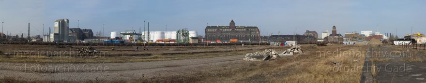 Berlin. Moabit. Eisenbahngelände zwischen der Beusselbrücke und der Putlitzbrücke.
27. 3. 2012. Berlin. Mitte. Moabit. Eisenbahngelände zwischen der Beusselbrücke und der Putlitzbrücke.
Schlüsselwörter: Baustelle;BEHALA;Berlin;Deutschland;Germany;Mitte;Moabit;Panorama;Siemensstraße;2012;Westhafen