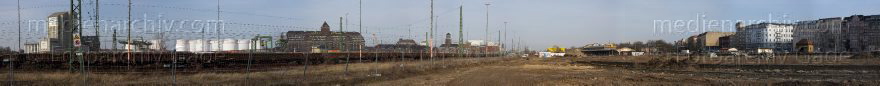 Berlin. Moabit. Eisenbahngelände zwischen der Beusselbrücke und der Putlitzbrücke.
27. 3. 2012. Berlin. Mitte. Moabit. Eisenbahngelände zwischen der Beusselbrücke und der Putlitzbrücke.
Schlüsselwörter: Baustelle;BEHALA;Berlin;Deutschland;Germany;Mitte;Moabit;Panorama;Siemensstraße;2012;Westhafen
