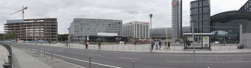Berlin. Hauptbahnhof. Hotel Steigenberger
29. 5. 2014. Berlin. Mitte. Moabit. Hauptbahnhof. Hotel Steigenberger. Baustelle John F. Kennedy Haus
Schlüsselwörter: Baustelle;Berlin;Hauptbahnhof;Hotel;Kennedyhaus;Mitte;Moabit;Panorama;2014;Steigenberger;John F Kennedy Haus