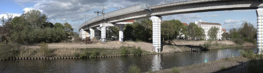 Berlin. Eisenbahnbrücke über dem Berlin-Spandauer-Schifffahrtskanal
16. 4. 2014. Berlin. Mitte. Moabit. Eisenbahnbrücke über dem Berlin-Spandauer-Schifffahrtskanal
Schlüsselwörter: Baustelle;Berlin;Berlin-Spandauer-Schifffahrtskanal;Eisenbahnbrücke;Eurocity;Europacity;Heidestraße;Mitte;Moabit;2014;Panorama