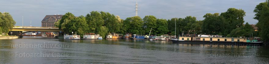Berlin. Moabit. Hausboothafen
16. 5. 2009. Berlin. Mitte. Moabit. Hausboothafen. Berlin-Spandauer-Schifffahrtskanal. Hafenbecken des Westhafens. Südliche Seestraßenbrücke
Schlüsselwörter: Berlin;Berlin-Spandauer-Schifffahrtskanal;Deutschland;Germany;Hafen;Hausboote;Hohenzollernkanal;Mitte;Moabit;Panorama;Seestraßenbrücke;2009;Westhafen