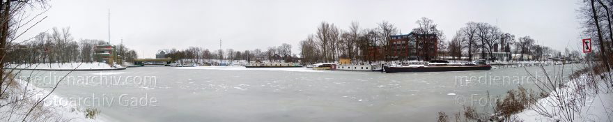 Berlin. Moabit. Hausboothafen. Winter. Eis
10. 1. 2010. Berlin. Mitte. Moabit. Hausboothafen. Berlin-Spandauer-Schifffahrtskanal. Hafenbecken des Westhafens. Südliche Seestraßenbrücke. Winter. Eis
Schlüsselwörter: 2010;Berlin;Binnenschiffe;Deutschland;Eis;Germany;Hafen;Hausboote;Mitte;Moabit;Panorama;Seestraßenbrücke;Westhafen;Winter