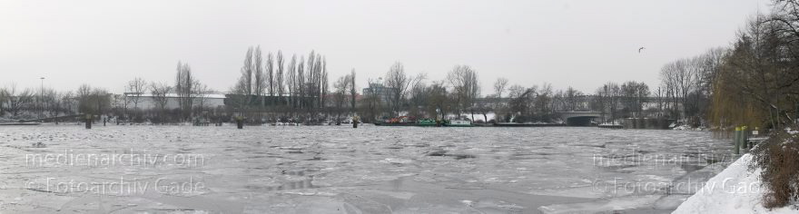 Berlin. Moabit. Nordhafen. Winter. Eis
24. 1. 2010. Berlin. Mitte. Moabit. Nordhafen. Winter. Eis
Schlüsselwörter: 2010;Berlin;Deutschland;Eis;Germany;Mitte;Moabit;Nordhafen;Panorama;Winter