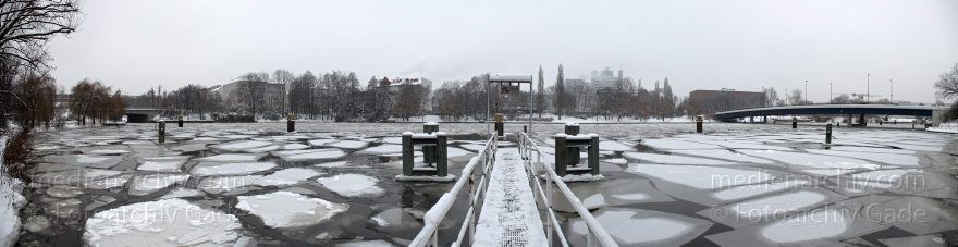Berlin. Moabit. Nordhafen. Eis. Winter
30. 2. 2011. Berlin. Mitte. Moabit. Nordhafen. Eis. Winter
Schlüsselwörter: 2011;Berlin;Deutschland;Eis;Germany;Mitte;Moabit;Nordhafen;Panorama;Winter