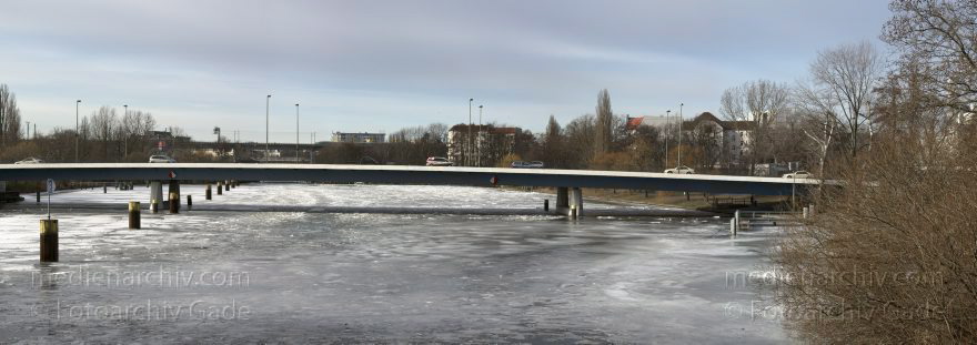 Berlin. Moabit. Nordhafen. Winter. Eis
16. 2. 2012. Berlin. Mitte. Moabit. Nordhafen. Winter. Eis
Schlüsselwörter: 2012;Berlin;Deutschland;Eis;Germany;Mitte;Moabit;Nordhafen;Panorama;Winter;zugefroren