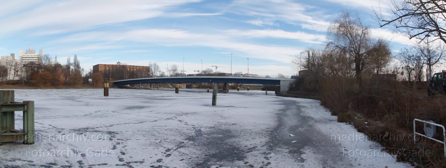 Berlin. Moabit. Nordhafen. Winter. Eis
16. 2. 2012. Berlin. Mitte. Moabit. Nordhafen. Winter. Eis
Schlüsselwörter: 2012;Berlin;Deutschland;Germany;Mitte;Moabit;Nordhafen;Panorama;Winter