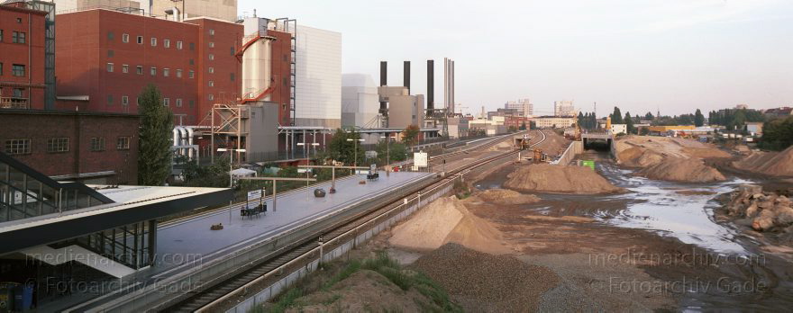 Berlin. S-Bahnhof Westhafen an der Putlitzbrücke.
Oktober 2001. Berlin. Tiergarten.
S-Bahnhof Westhafen an der Putlitzbrücke
Schlüsselwörter: Bahnhof;Berlin;Deutschland;Germany;Mitte;Moabit;Panorama;S-Bahn;2001;Westhafen