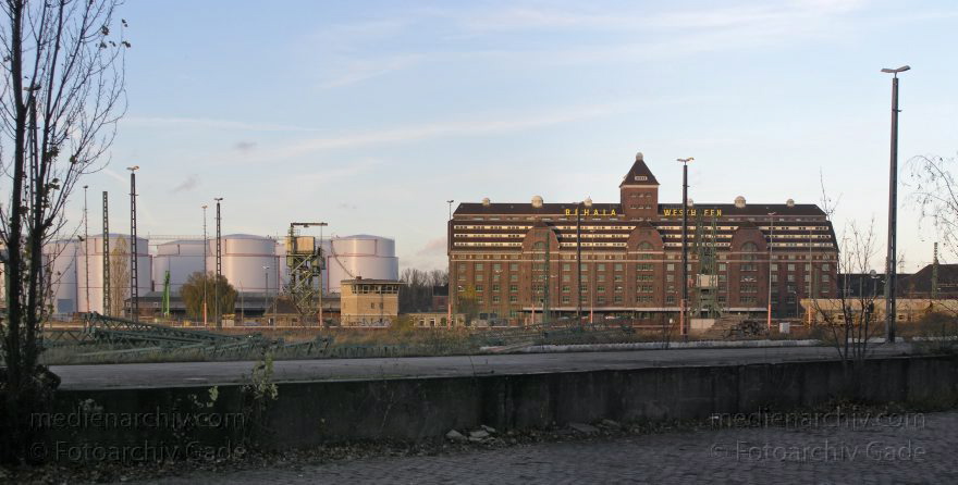 Berlin. Tiergarten Moabit. Westhafen. Tanks. Behala (Berlin.er Hafen-und Lagerhausgesellschaft mbH).
November 2004. Berlin. Mitte. Tiergarten / Moabit. Westhafen. Tanks. Behala (Berliner Hafen-und Lagerhausgesellschaft mbH).
Schlüsselwörter: Berlin;Deutschland;Germany;Mitte;Moabit;Panorama;Tiergarten;BEHALA;Westhafen