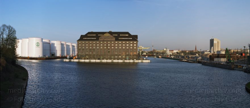 Berlin. Westhafen. Tanks. Behala (Berlin.er Hafen-und Lagerhausgesellschaft mbH). Binnenschiffahrt.
19. 4. 2005. Berlin. Mitte. Moabit. Westhafen. Tanks. Behala (Berliner Hafen-und Lagerhausgesellschaft mbH). Binnenschiffahrt.
Schlüsselwörter: Berlin;Deutschland;Germany;Güterverkehr;Mitte;Moabit;Panorama;2005;Westhafen
