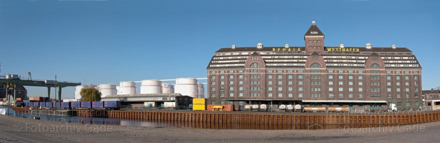 Berlin. Westhafen. Lagerhaus. Containerbrücke. Pier. Tanks. Behala
6. 11. 2005. Berlin. Mitte. Moabit. Westhafen. Lagerhaus. Containerbrücke. Pier. Tanks. Behala (Berliner Hafen-und Lagerhausgesellschaft mbH)
Schlüsselwörter: Berlin;Deutschland;Germany;Güterverkehr;Mitte;Moabit;Panorama;2005;Westhafen