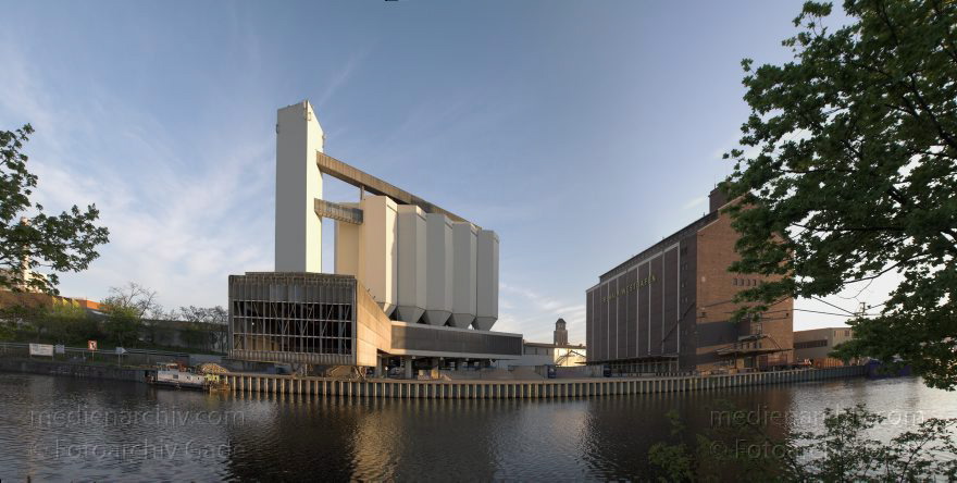 Berlin. Tiergarten. Moabit. Westhafen Berliner-Spandauer-Schiffahrtskanal
5. 5. 2010. Berlin. Mitte. Tiergarten. Moabit. Westhafen. Berlin-Spandauer-Schiffahrtskanal
Schlüsselwörter: Berlin;Berlin-Spandauer-Schiffahrtskanal;Deutschland;Germany;Mitte;Moabit;Panorama;Tiergarten;2010;Westhafen