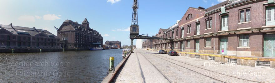 Berlin. Tiergarten. Moabit. Westhafen. Binnenschifffahrt. Hafen. Pier.
9. 4. 2011. Berlin. Mitte. Tiergarten. Moabit. Westhafen. Binnenschifffahrt. Hafen. Pier.
Schlüsselwörter: Berlin;Binnenschifffahrt;Deutschland;Germany;Hafen;Mitte;Moabit;Panorama;Tiergarten;2011;Westhafen