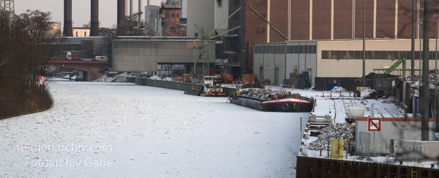 Berlin. Moabit Berliner-Spandauer-Schifffahrtskanal beim Westhafen. Winter. Zugefroren. Eis
10. 2. 2012. Berlin. Mitte. Moabit. Moabit. Berlin-Spandauer-Schifffahrtskanal beim Westhafen. Winter. Zugefroren. Eis
Schlüsselwörter: 2011;Berlin;Berlin-Spandauer-Schifffahrtskanal;Binnenschiffe;Deutschland;Germany;Mitte;Moabit;Panorama;Schiffe;Westhafen;Winter