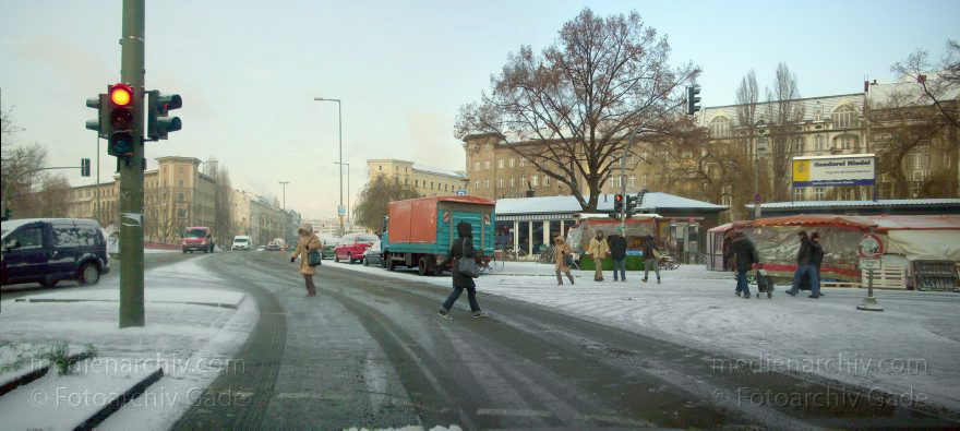 Berlin. Neukölln. Kottbusser Damm beim Maybachufer. Winter. Schnee. Eis.
18. 12. 2009. Berlin. Neukölln. Kottbusser Damm beim Maybachufer. Winter. Schnee. Eis.
Schlüsselwörter: Berlin;Deutschland;Eis;Germany;Kottbusser Damm;Neukölln;Panorama;Schnee;2009;Winter