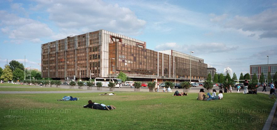 Berlin. Palast der Republik. Lustgarten
Juni 2003. Berlin. Mitte. Palast der Republik. Lustgarten
Schlüsselwörter: Berlin;Deutschland;Germany;Lustgarten;Mitte;Palast der Republik;2003;Panorama