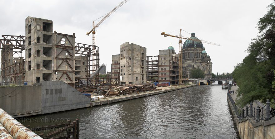 Berlin. Abriss. Palast der RepublikBerliner Dom. Spree
13. 7. 2008. Berlin. Mitte. Abriss. Palast der Republik. Berliner Dom. Fluss Spree
Schlüsselwörter: Abriss;Berlin;DDR;Deutschland;Dom;Fluss;Germany;Mitte;Palast der Republik;Panorama;2008;Spree
