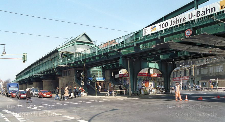 Berlin. Prenzlauer Berg. Schönhauser Allee. U-Bahn auf Ebene über derstraße
März 2002. Berlin. Prenzlauer Berg. Schönhauser Allee. U-Bahn auf Ebene über der Straße
Schlüsselwörter: Berlin;Deutschland;Germany;Panorama;Prenzlauer Berg;Schönhauser Allee;2002;U-Bahn