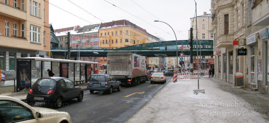 Berlin. Pankow. Prenzlauer Berg. Blick aus der Eberswalderstraße zur Schönhauser Alle. U-Bahn auf einem Viadukt. Hochbahn.
16. 2. 2010. Berlin. Pankow. Prenzlauer Berg. Blick aus der Eberswalder Straße zur Schönhauser Alle. U-Bahn auf einem Viadukt. Hochbahn.
Schlüsselwörter: 2010;Berlin;Deutschland;Eberswalder Straße;Germany;Pankow;Panorama;Prenzlauer Berg;Schönhauser Allee;U-Bahn;Winter
