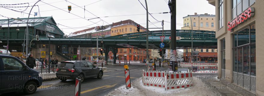 Berlin. Pankow. Prenzlauer Berg. Blick aus der Eberswalderstraße zur Schönhauser Alle. U-Bahn auf einem Viadukt. Hochbahn.
16. 2. 2010. Berlin. Pankow. Prenzlauer Berg. Blick aus der Eberswalder Straße zur Schönhauser Alle. U-Bahn auf einem Viadukt. Hochbahn.
Schlüsselwörter: 2010;Berlin;Deutschland;Eberswalder Straße;Germany;Pankow;Panorama;Prenzlauer Berg;Schönhauser Allee;U-Bahn;Winter