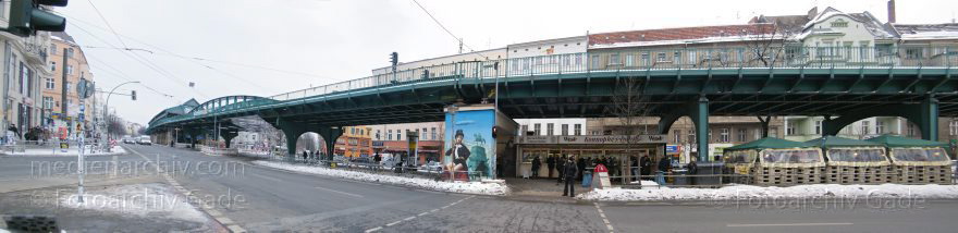 Berlin. Pankow. Prenzlauer Berg. Schönhauser Alle. U-Bahn auf einem Viadukt. Hochbahn. Imbiss Konnopke.
16. 2. 2010. Berlin. Pankow. Prenzlauer Berg. Schönhauser Alle. U-Bahn auf einem Viadukt. Hochbahn. Imbiss Konnopke.
Schlüsselwörter: 2010;Berlin;Deutschland;Germany;Imbiß;Konnopke;Pankow;Panorama;Prenzlauer Berg;Schönhauser Allee;U-Bahn;Winter