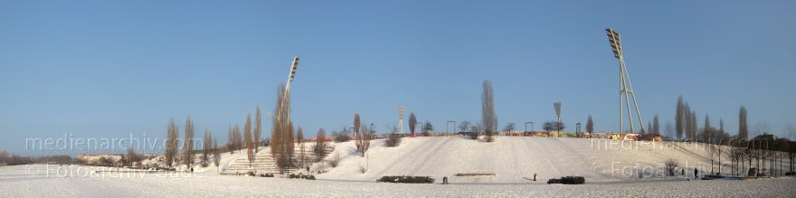 Berlin. Pankow. Prenzlauer Berg. Mauerpark. Winter. Eis und Schnee.
26. 1. 2010. Berlin. Pankow. Prenzlauer Berg. Mauerpark. Winter. Eis und Schnee.
Schlüsselwörter: 2010;Berlin;Deutschland;Eis;Germany;Mauerpark;Pankow;Panorama;Prenzlauer Berg;Schnee;Winter