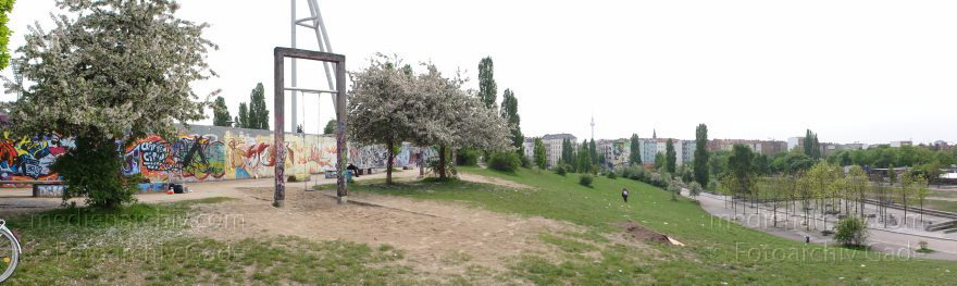 Berlin. Pankow. Prenzlauer Berg. Mauerpark.
27. 4. 2011. Berlin. Pankow. Prenzlauer Berg. Mauerpark.
Schlüsselwörter: Berlin;Deutschland;Germany;Mauerpark;Pankow;Panorama;2011;Prenzlauer Berg