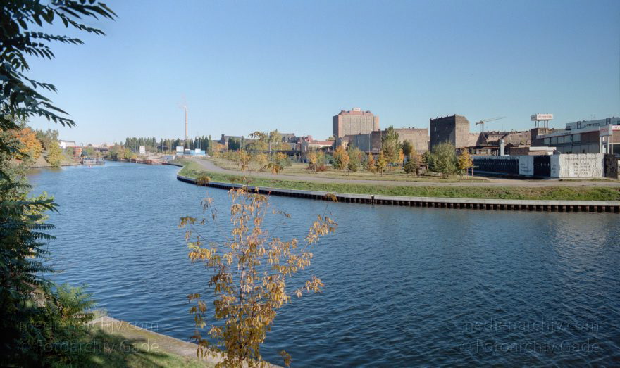 Berlin. Tiergarten. Spree.
17. 10. 1994. Berlin. Mitte. Tiergarten. Fluss Spree.
Schlüsselwörter: Berlin;Deutschland;Fluss;Germany;Mitte;Panorama;Regierungsviertel;Spree;1994;Spreebogen