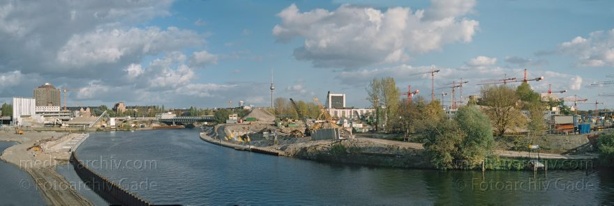 Berlin. Tiergarten. Spree
Oktober 1998. Berlin. Mitte. Tiergarten. Regierungsviertel. Fluss Spree
Schlüsselwörter: Baustellen;Berlin;Deutschland;Fluss;Germany;Mitte;Panorama;Regierungsviertel;Spree;1998;Tiergarten