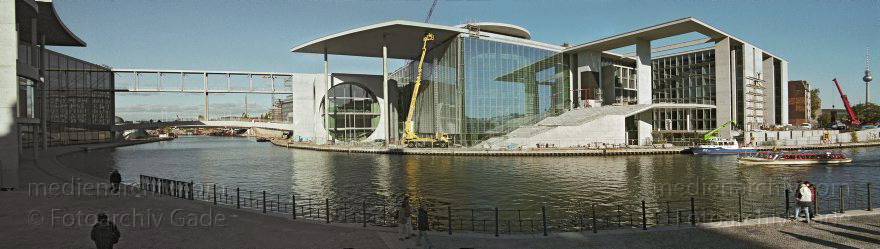 Berlin. Tiergarten. Spree. Baustelle. Marie-Elisabeth-Lüders-Haus
Oktober 2003. Berlin. Mitte. Tiergarten. Regierungsviertel. Fluss Spree. Baustelle. Marie-Elisabeth-Lüders-Haus
Schlüsselwörter: Berlin;Bundestag;Deutschland;Fluss;Germany;Mitte;Panorama;Regierungsviertel;2003;Spree