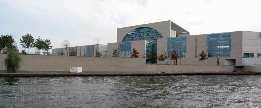 Berlin. Tiergarten. Spree. Bundeskanzleramt
3. 10. 2003. Berlin. Mitte. Tiergarten. Regierungsviertel. Fluss Spree. Bundeskanzleramt
Schlüsselwörter: Berlin;Deutschland;Fluss;Germany;Kanzleramt;Marie-Elisabeth-Lüders-Haus;Mitte;Panorama;Regierungsviertel;Spree;2003;Tiergarten