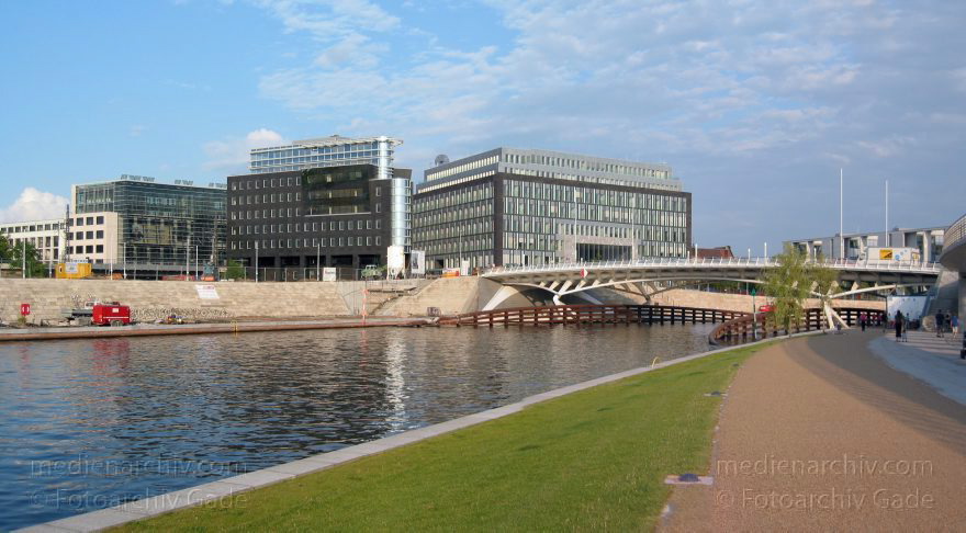 Berlin. Spree. Kronprinzenbrücke. Ludwig-Erhard-Ufer
1. 8. 2004. Berlin. Mitte. Regierungsviertel. Fluss Spree. Kronprinzenbrücke. Ludwig-Erhard-Ufer
Schlüsselwörter: Berlin;Bundestag;Deutschland;Fluss;Germany;Mitte;Panorama;Regierungsviertel;2004;Spree
