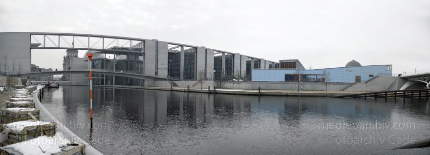 Berlin. Tiergarten. Spree. Winter. Schnee
21. 2. 2005. Berlin. Mitte. Tiergarten. Regierungsviertel. Fluss Spree. Winter. Schnee
Schlüsselwörter: 2005;Berlin;Bundestag;Deutschland;Fluss;Germany;Mitte;Panorama;Regierungsviertel;Spree;Winter