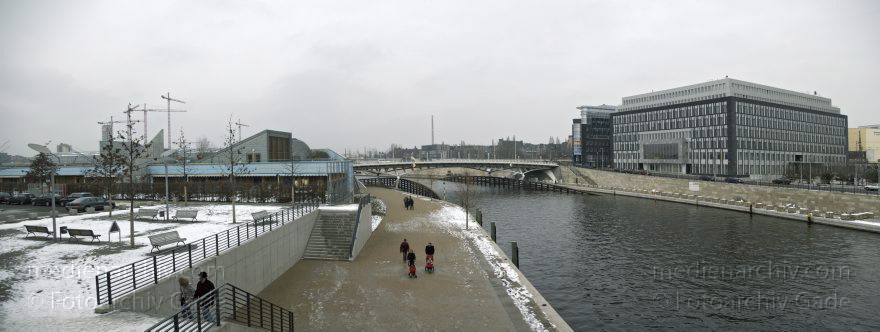 Berlin. Tiergarten. Spree. Winter. Schnee. Kronprinzenbrücke
21. 2. 2005. Berlin. Mitte. Tiergarten. Regierungsviertel. Fluss Spree. Winter. Schnee. Kronprinzenbrücke
Schlüsselwörter: 2005;Berlin;Deutschland;Fluss;Germany;Mitte;Panorama;Regierungsviertel;Spree;Winter