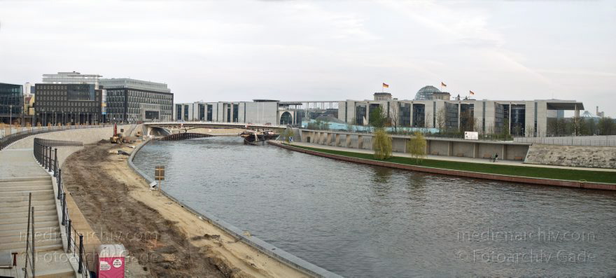 Berlin. Tiergarten. Spree. Bundestag
18. 4. 2005. Berlin. Mitte. Tiergarten. Regierungsviertel. Fluss Spree. Bundestag
Schlüsselwörter: Berlin;Bundestag;Deutschland;Fluss;Germany;Mitte;Panorama;Regierungsviertel;2005;Spree