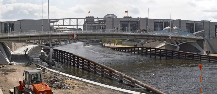 Berlin. Kronprinzenbrücke über der Spree. Hinten: Bundestag. Parlament
16. 5. 2005. Berlin. Mitte. Regierungsviertel. Kronprinzenbrücke über der Spree. Hinten: Bundestag. Parlament. Fluss. Fluß. rechts: Kapelleufer Panorama. hinten links: Marie-Elisabeth-Lüders-Haus. hinten Rechts:  Paul-Löbe-Haus, mitte: Marie-Elisabeth-Lüders-Steg
Schlüsselwörter: Berlin;Deutschland;Fluss;Germany;Kronprinzenbrücke;Mitte;Panorama;Regierungsviertel;2005;Spree