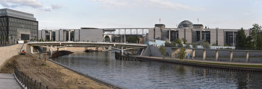 Berlin. Tiergarten. Spree. Bundestag
22. 5. 2005. Berlin. Mitte. Tiergarten. Regierungsviertel. Fluss Spree. Bundestag
Schlüsselwörter: Berlin;Bundestag;Deutschland;Fluss;Germany;Kronprinzenbrücke;Mitte;Panorama;Regierungsviertel;2005;Spree