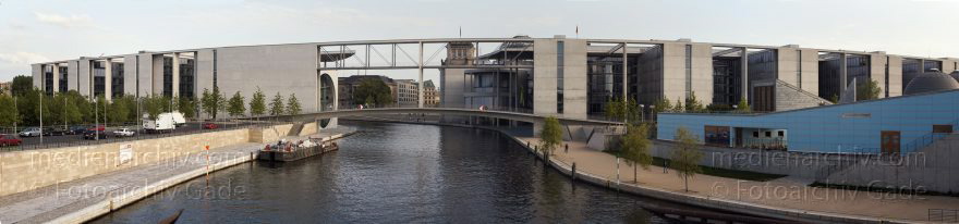 Berlin. Tiergarten. Spree. Bundestag
22. 5. 2005. Berlin. Mitte. Tiergarten. Regierungsviertel. Fluss Spree. Bundestag
Schlüsselwörter: Berlin;Bundestag;Deutschland;Fluss;Germany;Marie-Elisabeth-Lüders;Marie-Elisabeth-Lüders-Steg;Mitte;Panorama;Paul-Löbe-Haus;Regierungsviertel;2005;Spree